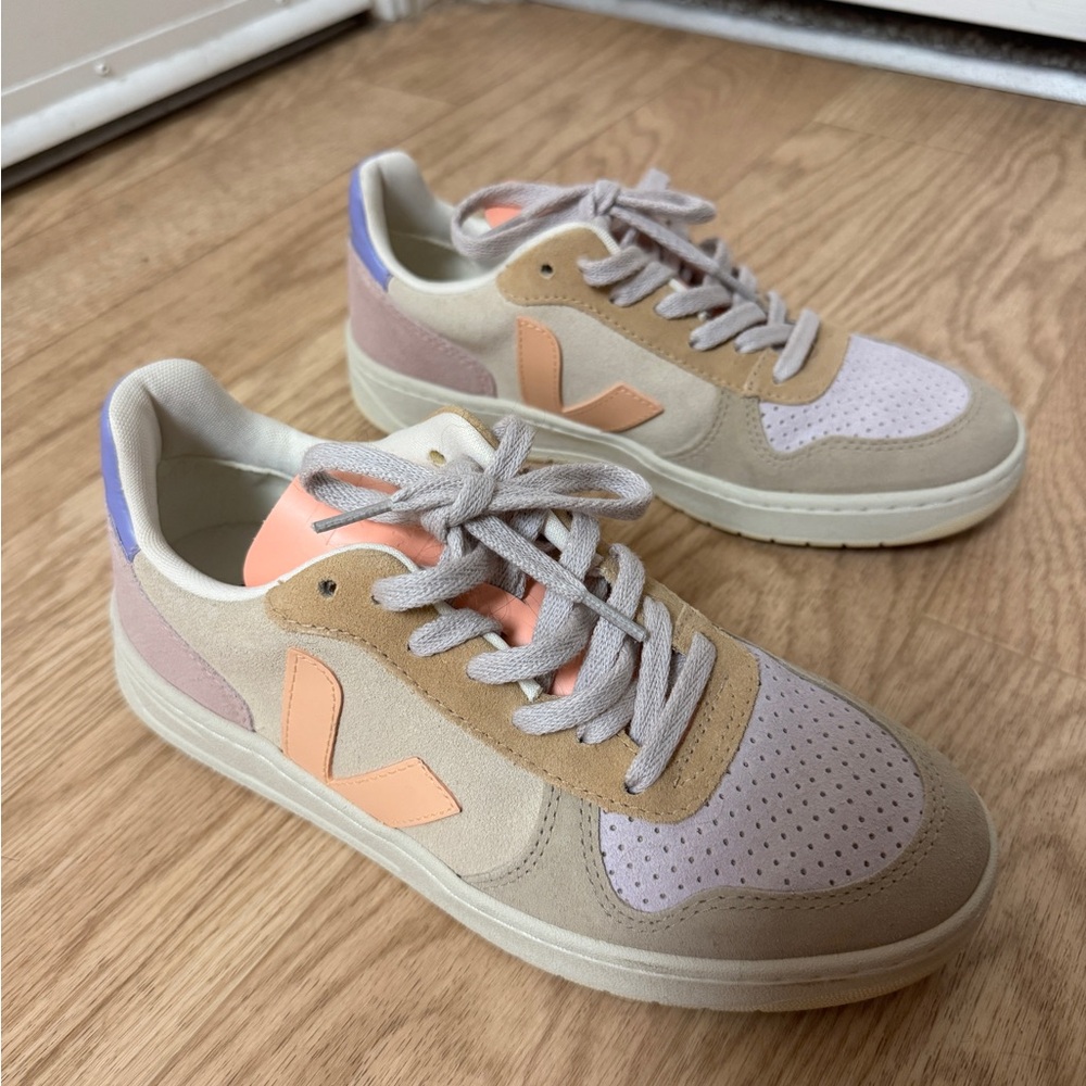 Veja V-10 Suede size 8 women’s sneakers